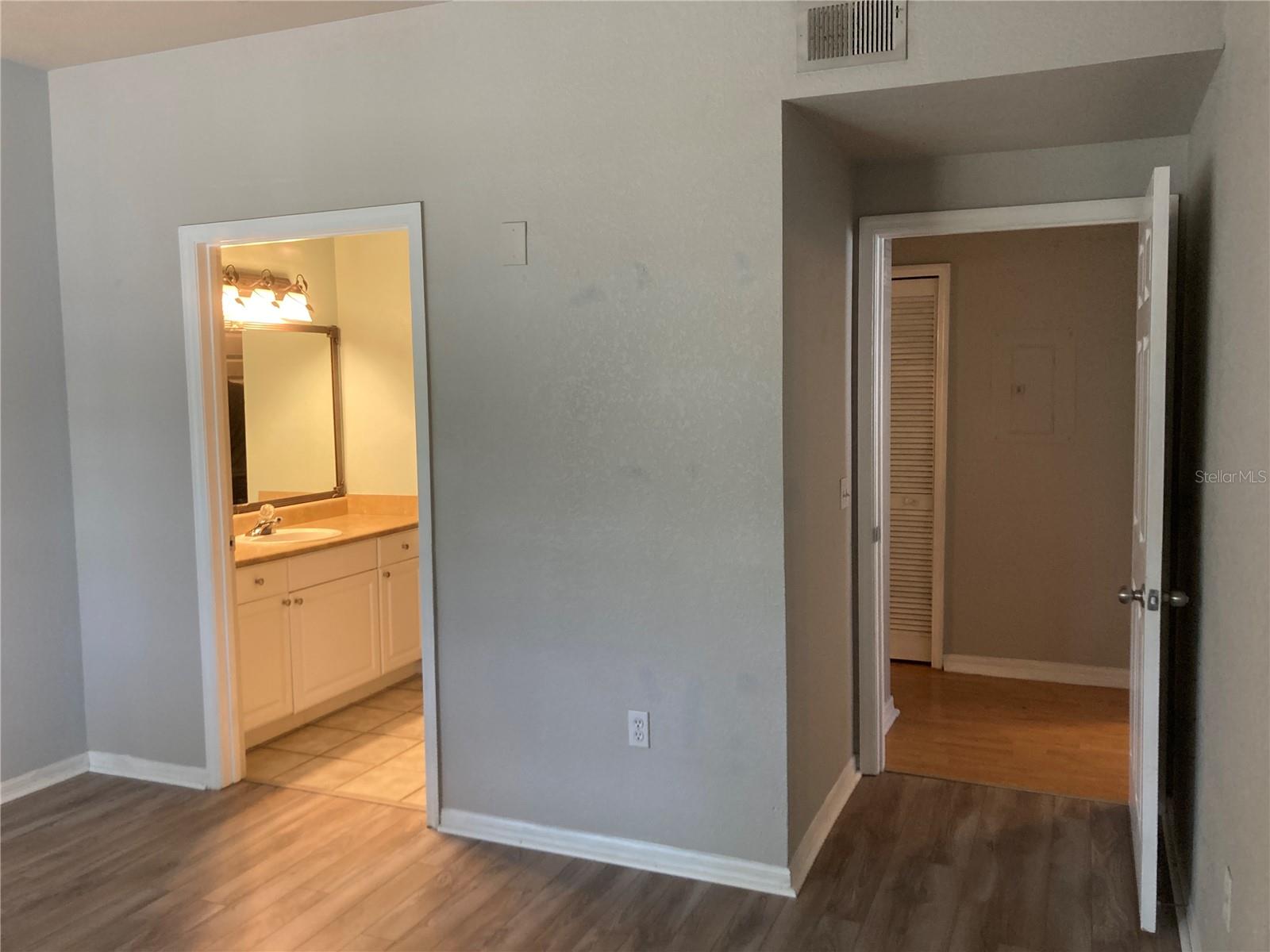 Image 12 of 18 For 5541 Rosehill Road 101