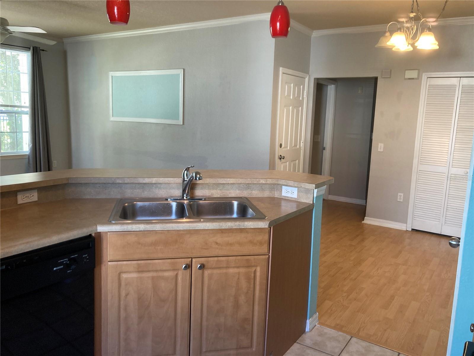 Image 6 of 18 For 5541 Rosehill Road 101