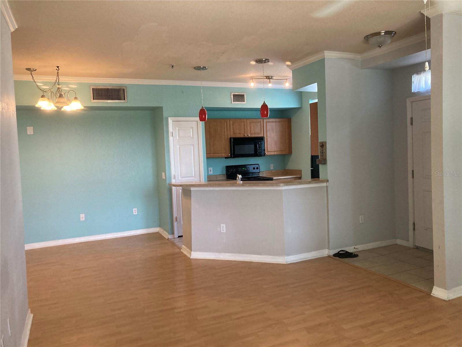 Image 8 of 18 For 5541 Rosehill Road 101