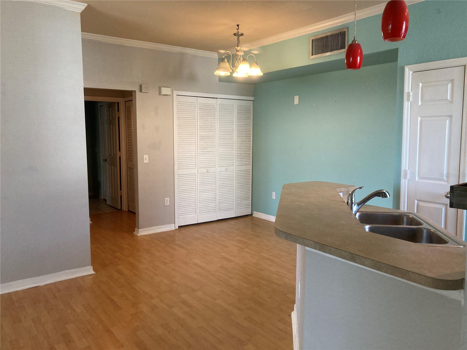 Image 9 of 18 For 5541 Rosehill Road 101