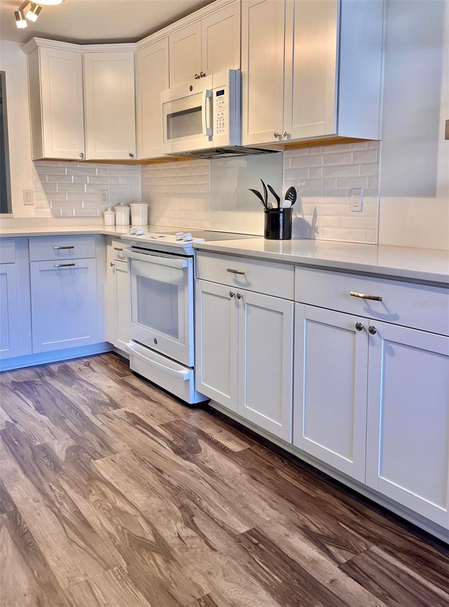 Image 2 of 26 For 984 Sunridge Drive J3