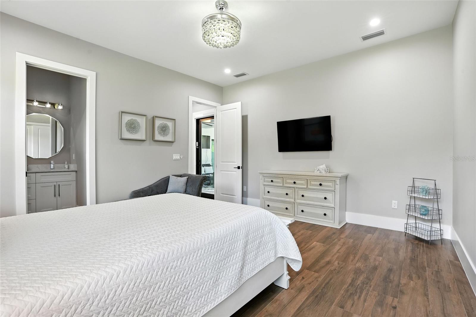 Image 34 of 56 For 709 15th Street Sw