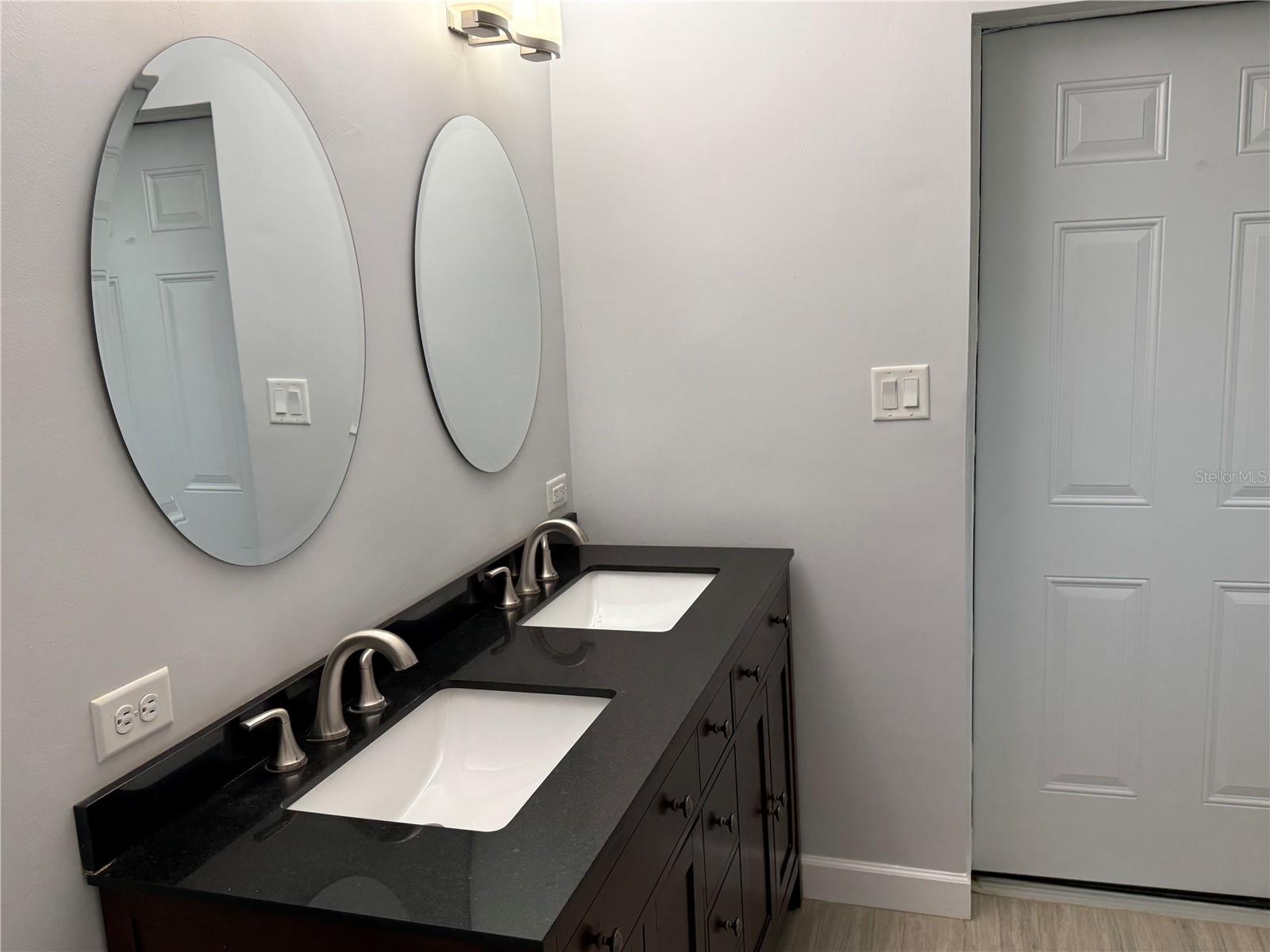 Image 17 of 40 For 2451 Nassau Street