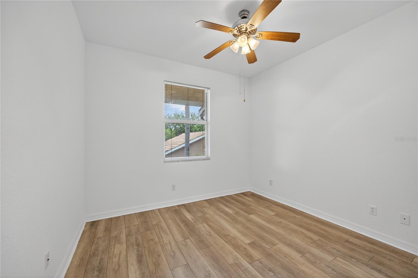 Image 11 of 23 For 819 Fairwaycove Lane 203