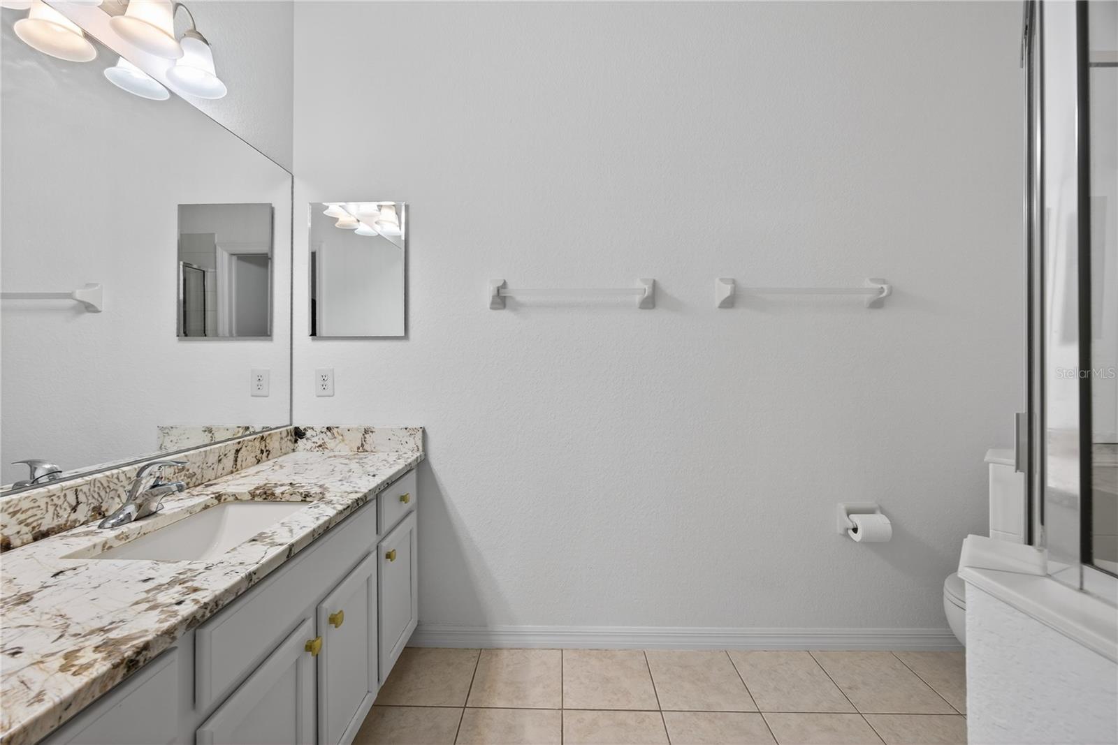 Image 12 of 23 For 819 Fairwaycove Lane 203