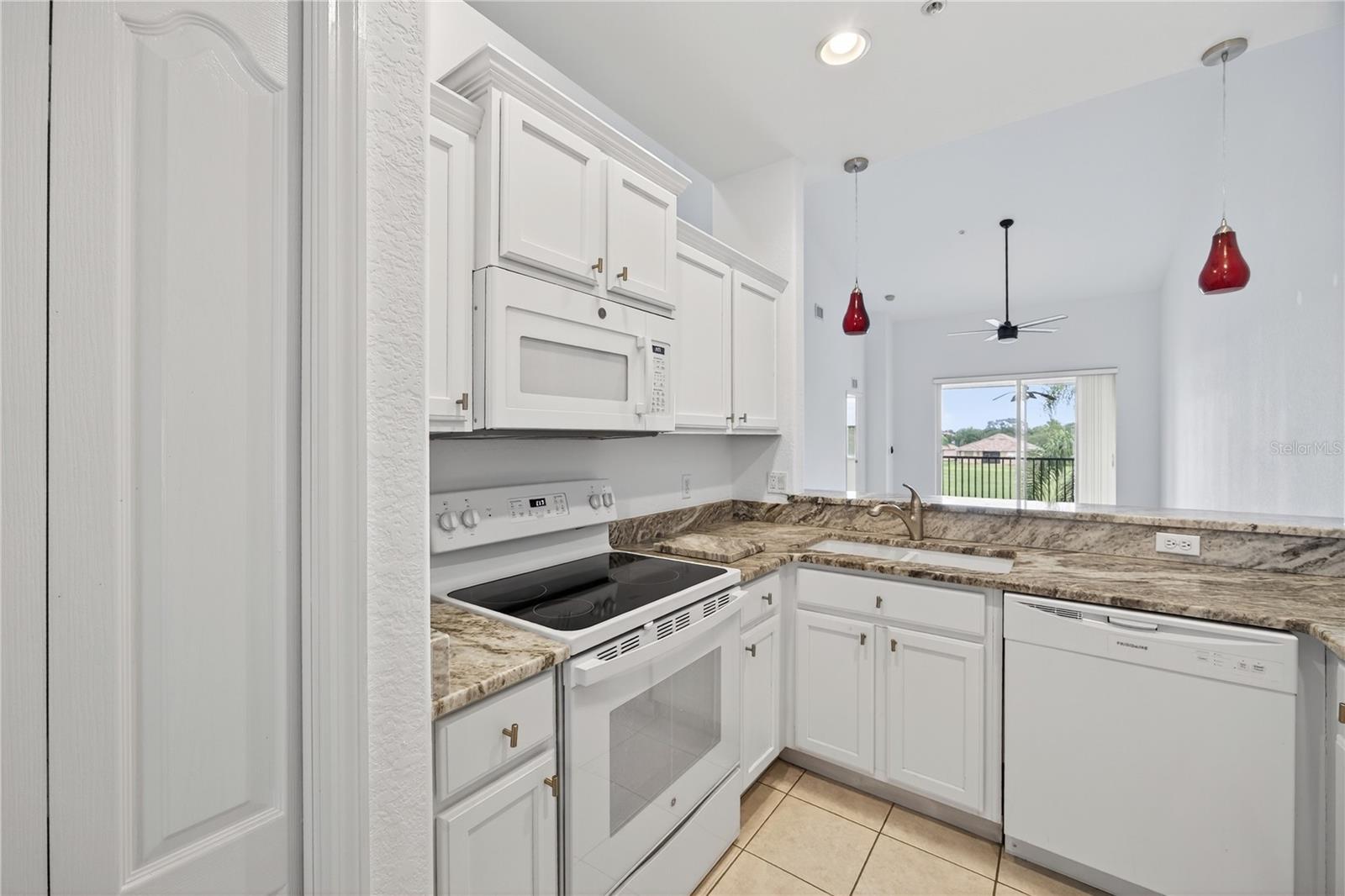 Image 6 of 23 For 819 Fairwaycove Lane 203