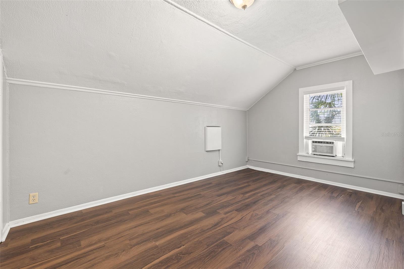 Image 28 of 42 For 1040 19th Avenue N