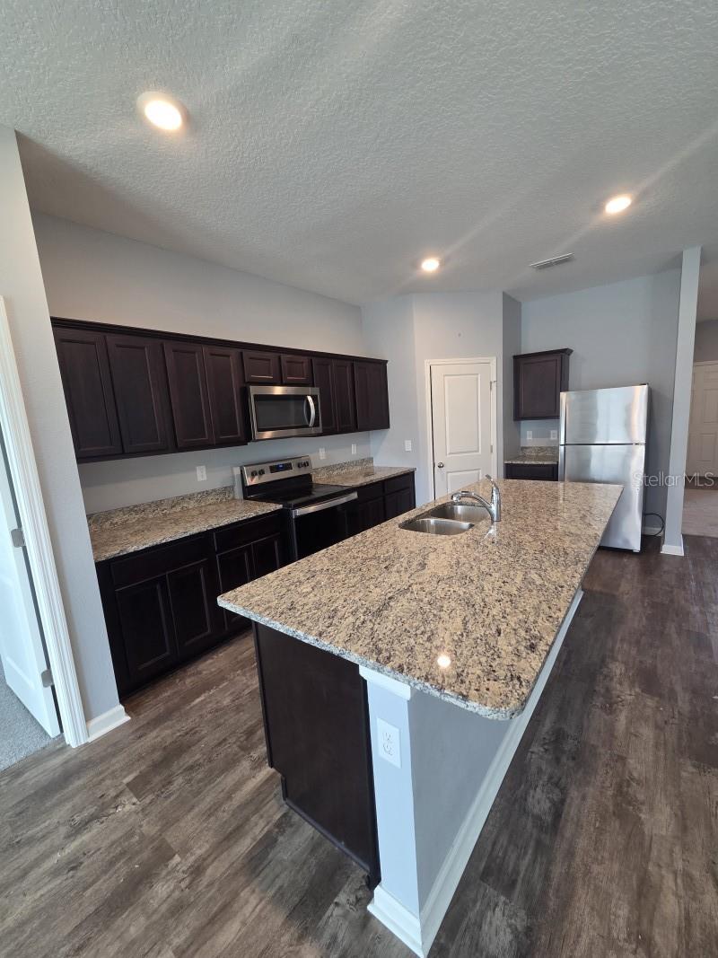 Image 2 of 6 For 1075 Aerides Way