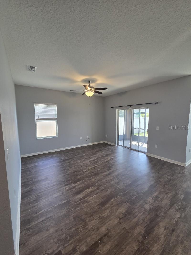 Image 3 of 6 For 1075 Aerides Way