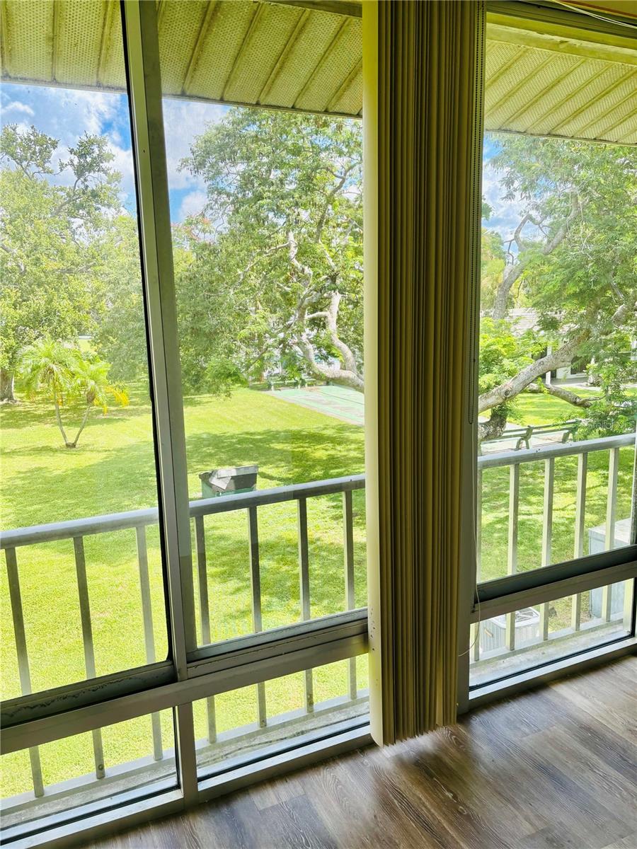 Image 6 of 19 For 205 46th Avenue Terrace W 427