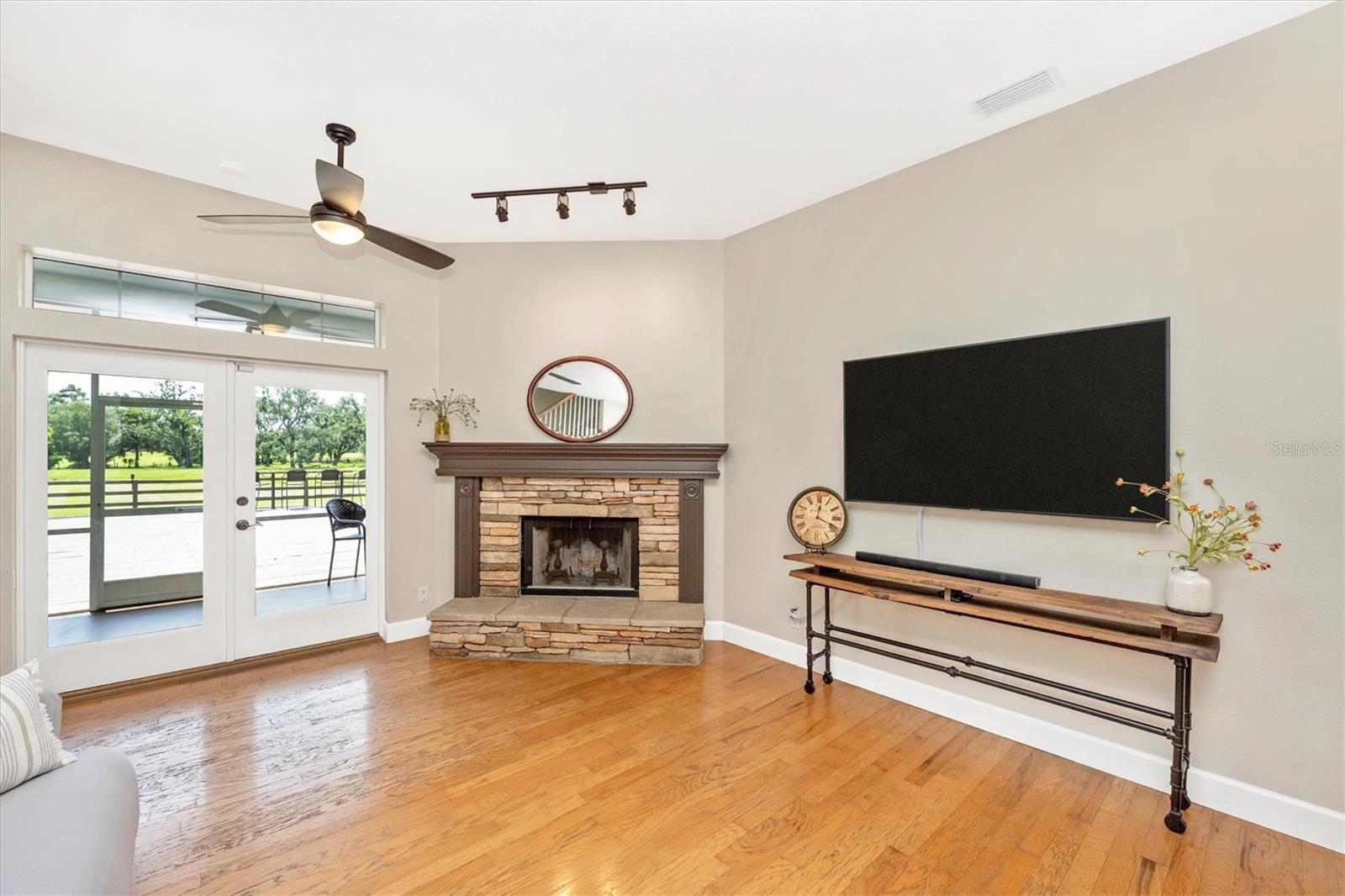 Image 12 of 82 For 1901 Joshua Drive