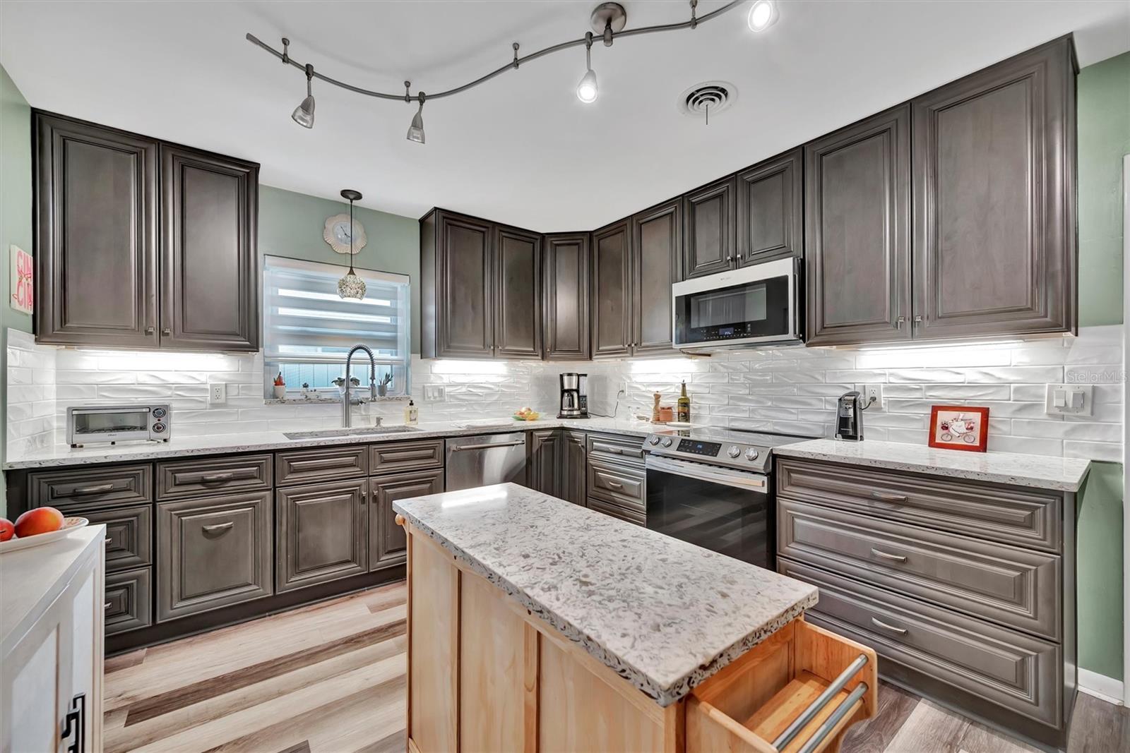 Image 17 of 47 For 2804 26th Avenue Drive W