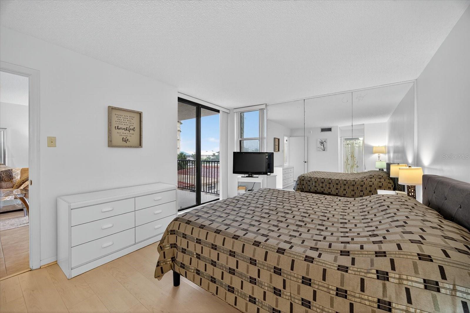 Image 11 of 32 For 6051 Sun Boulevard 403