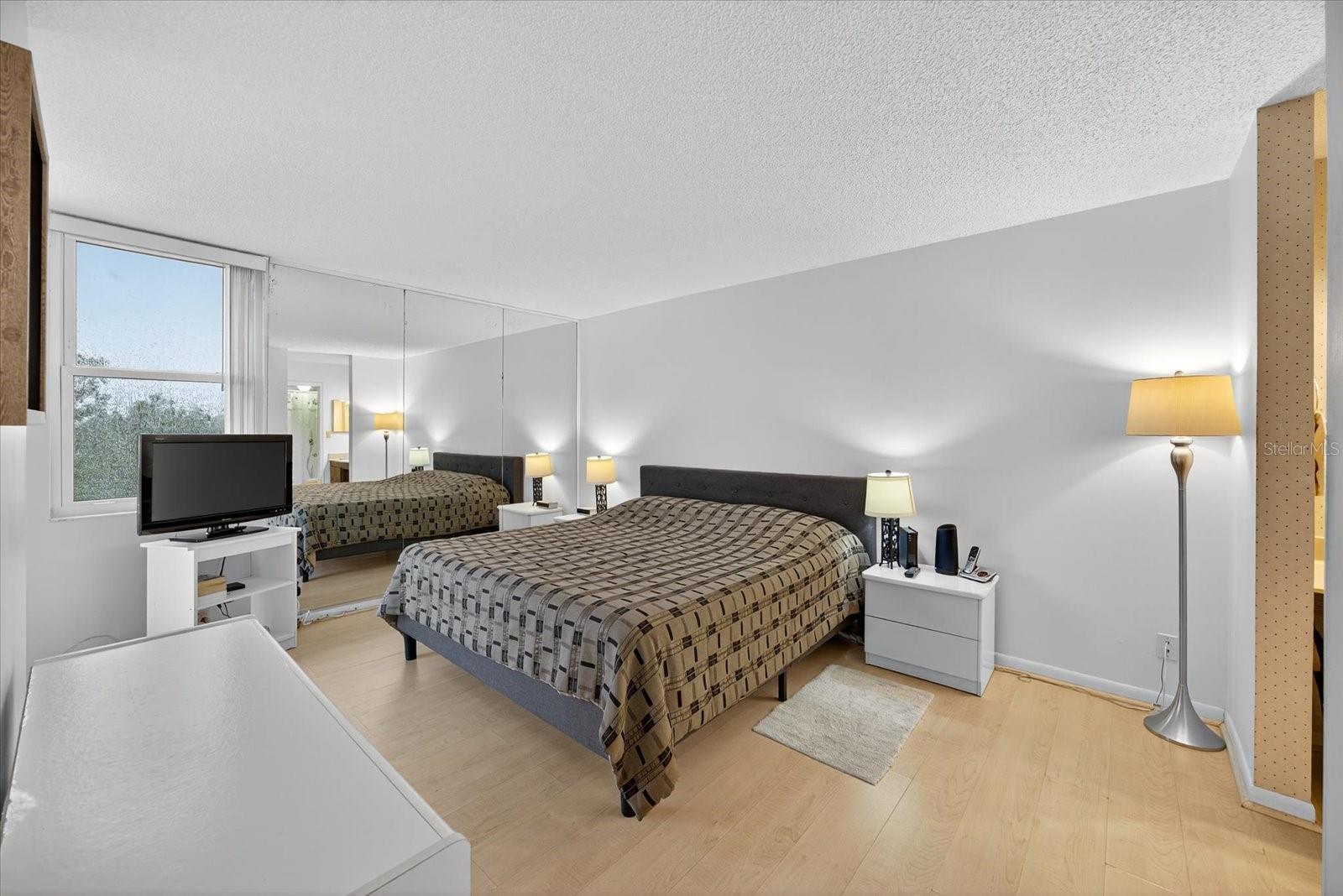 Image 13 of 32 For 6051 Sun Boulevard 403