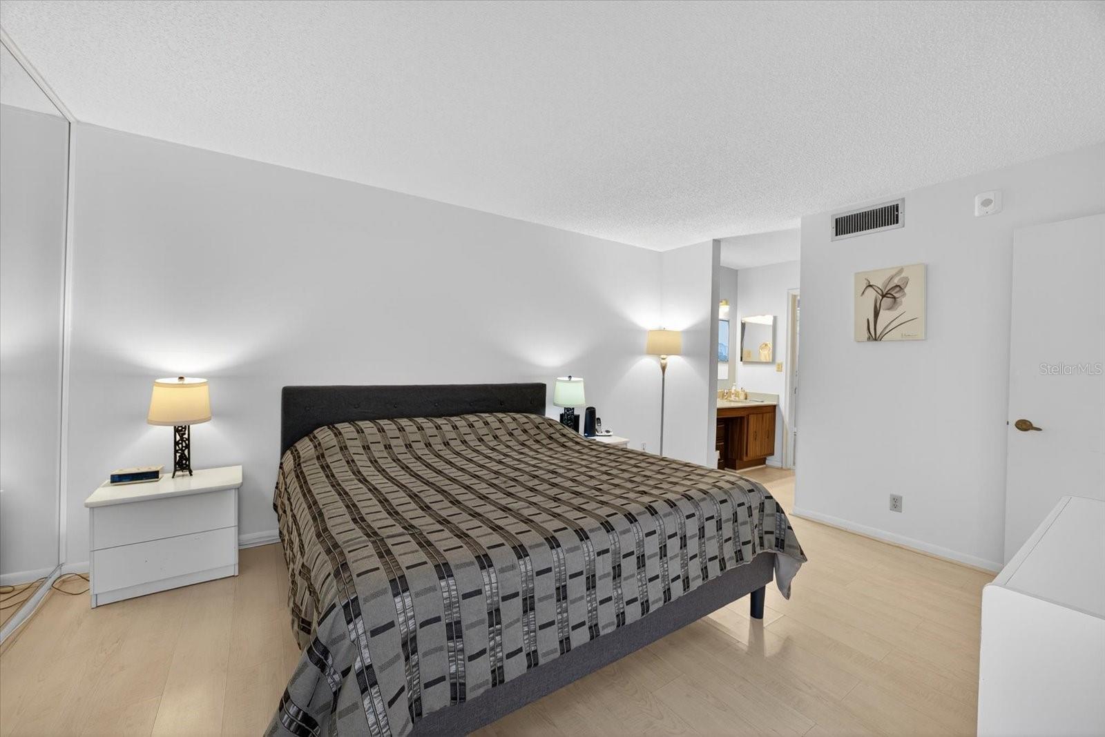 Image 15 of 32 For 6051 Sun Boulevard 403