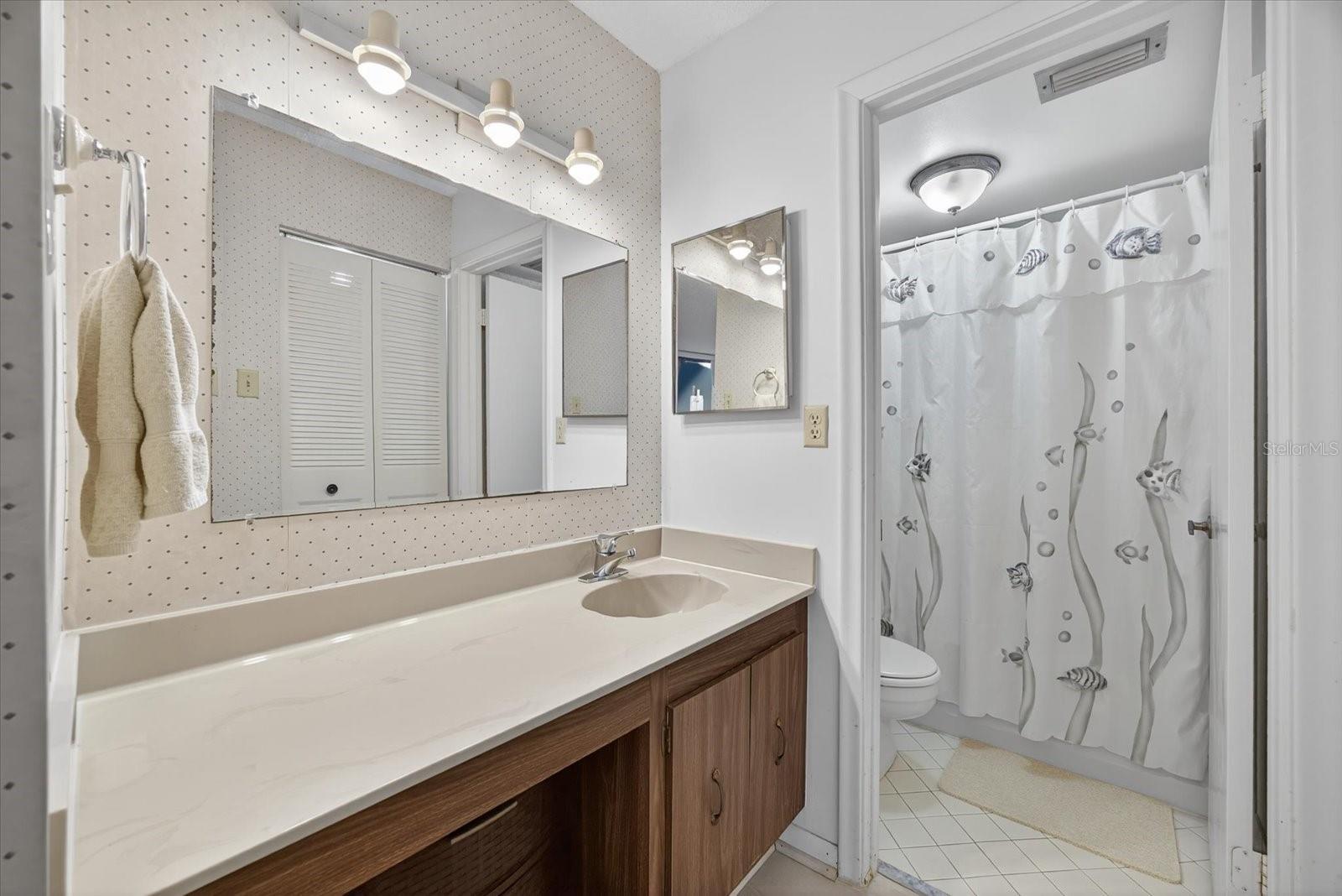 Image 16 of 32 For 6051 Sun Boulevard 403