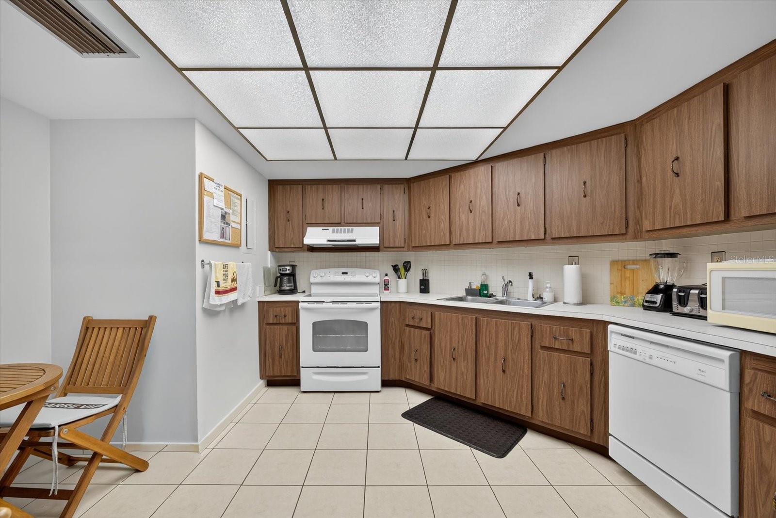 Image 2 of 32 For 6051 Sun Boulevard 403