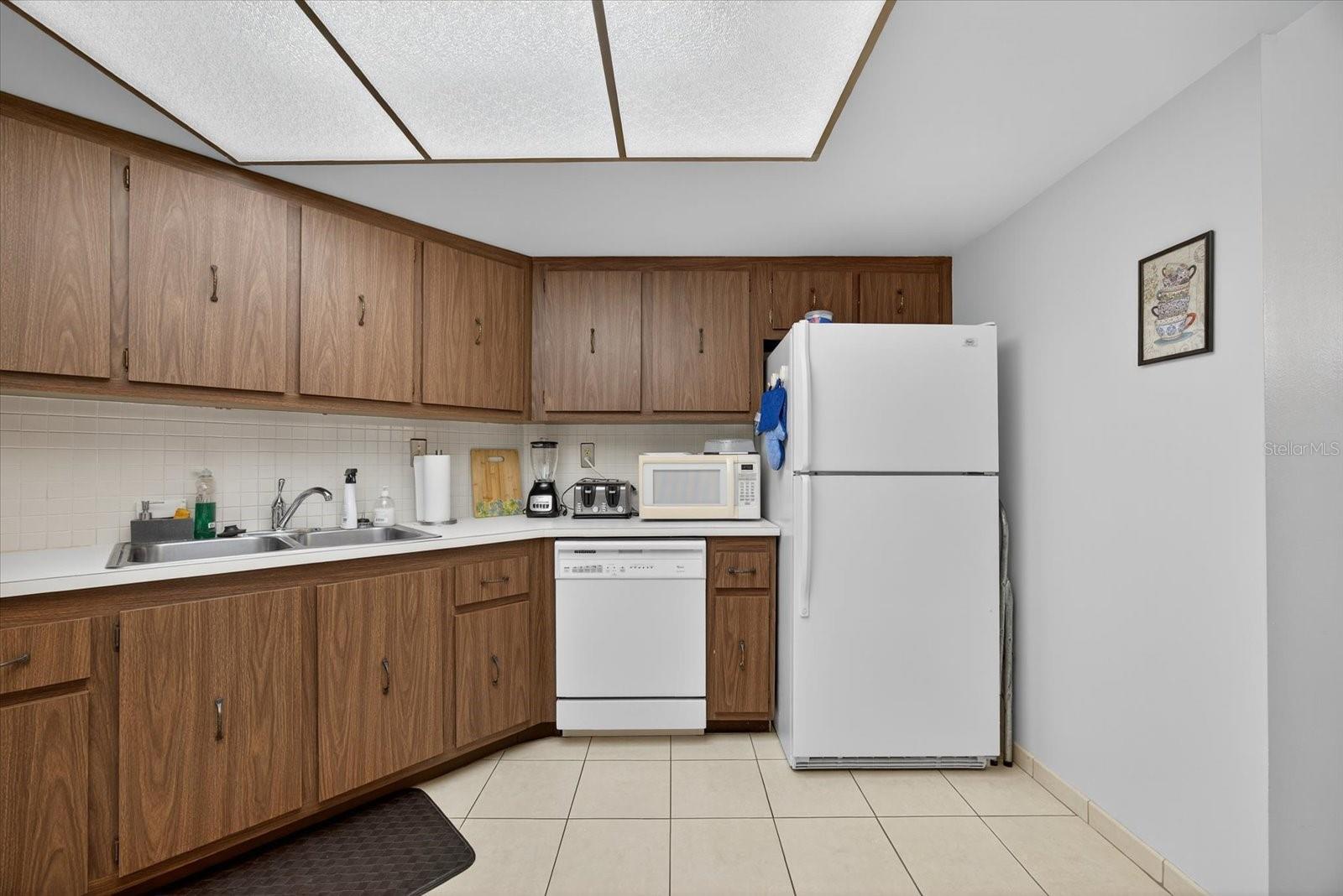 Image 4 of 32 For 6051 Sun Boulevard 403