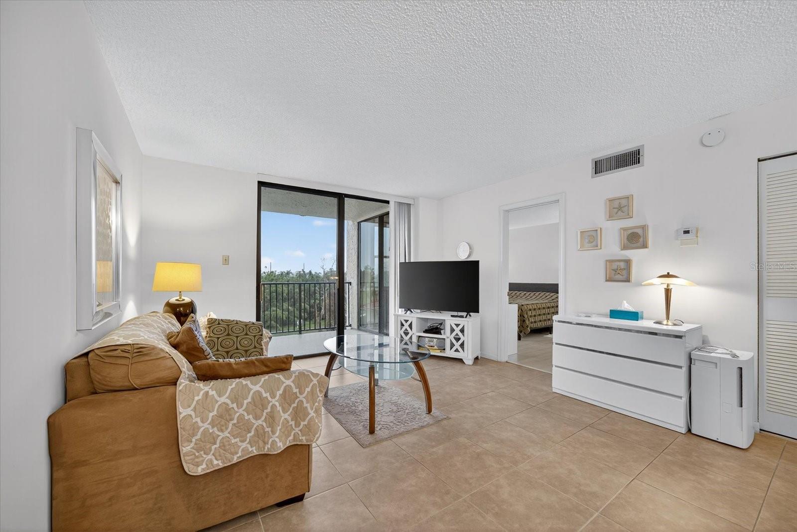 Image 9 of 32 For 6051 Sun Boulevard 403