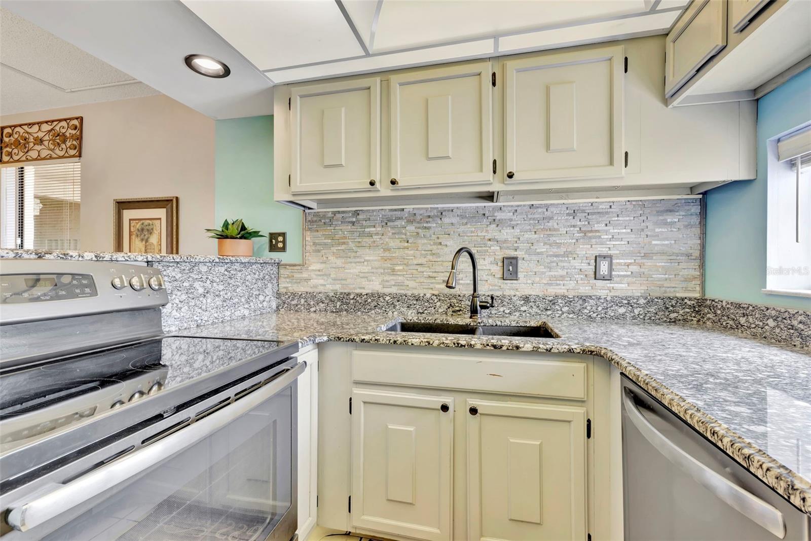 Image 20 of 44 For 6157 Midnight Pass Road E24