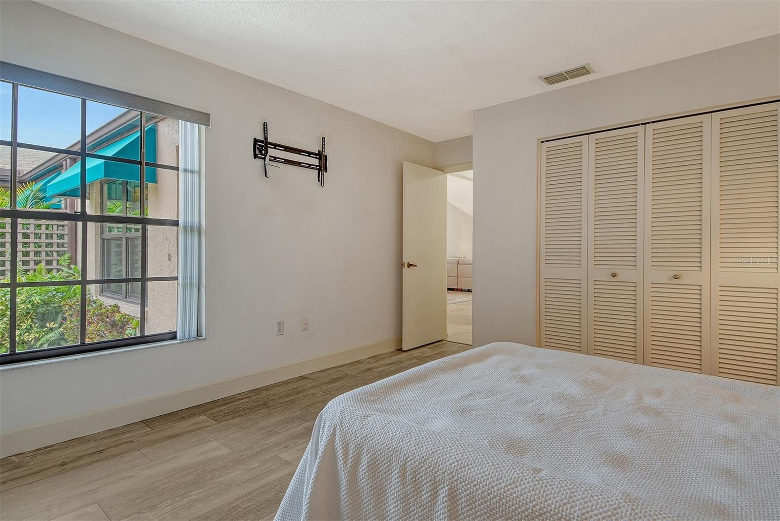 Image 33 of 59 For 5956 Clubside Drive 7651