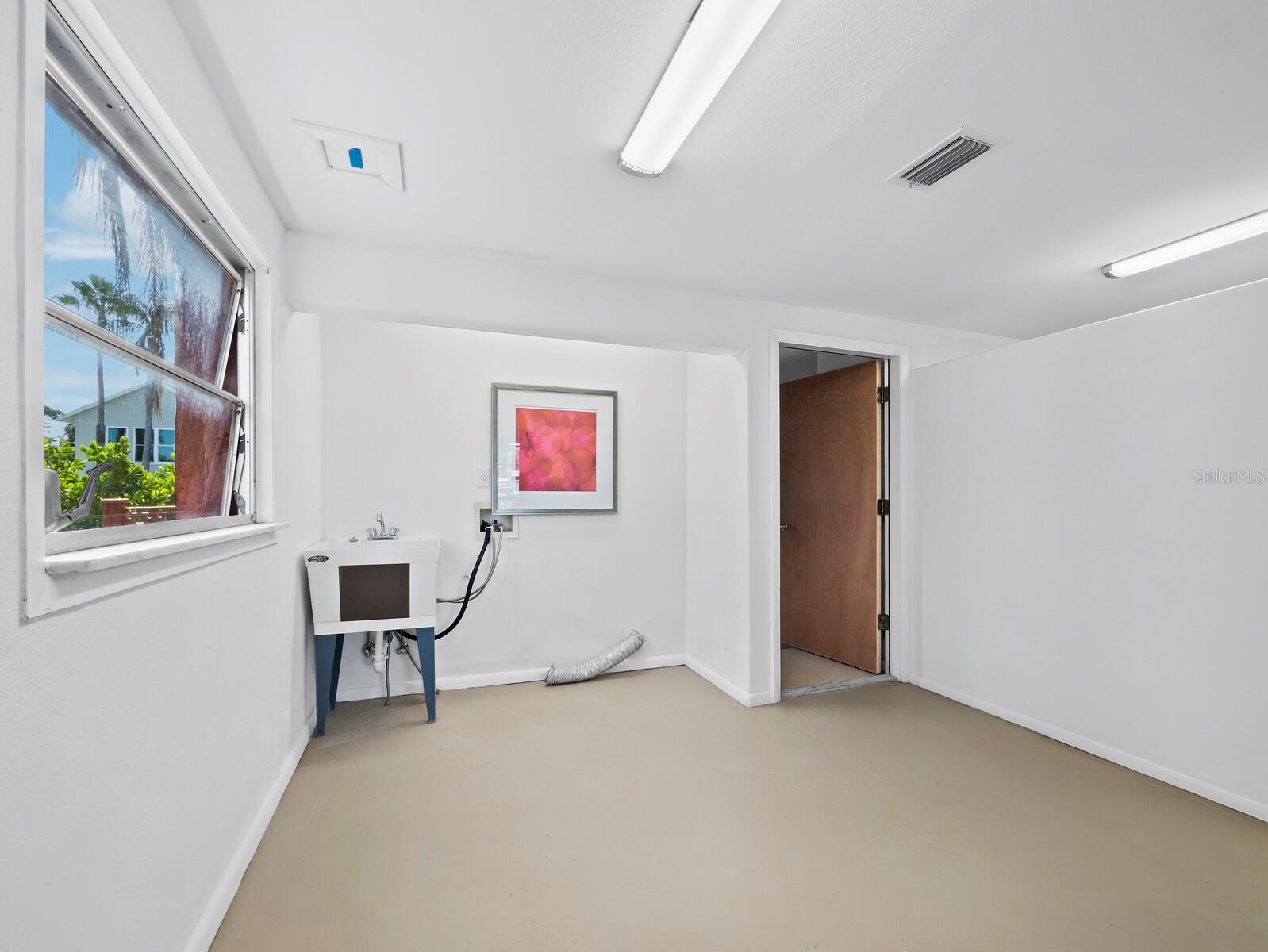 Image 27 of 77 For 749 Penfield Street