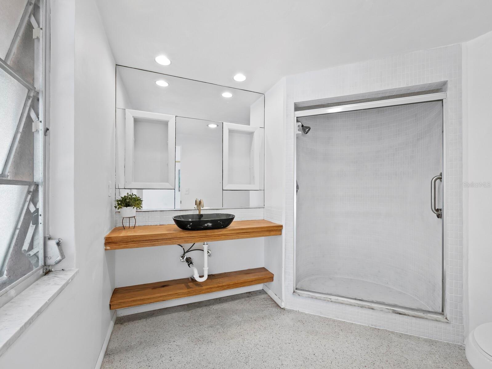 Image 30 of 77 For 749 Penfield Street