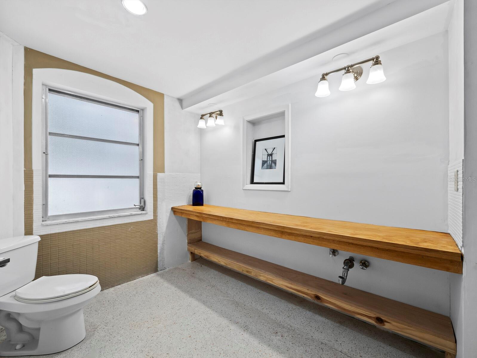 Image 32 of 77 For 749 Penfield Street