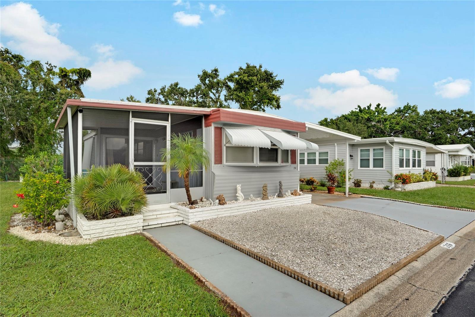 Image 11 of 42 For 206 Oakwood Boulevard W