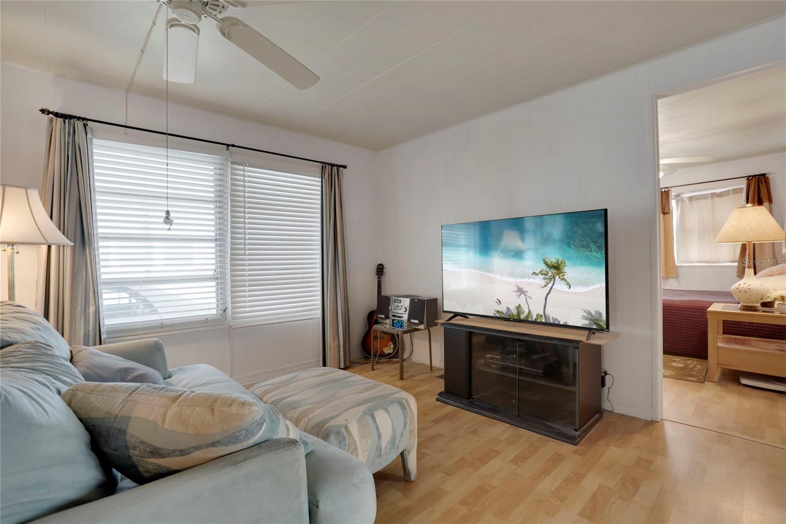 Image 15 of 42 For 206 Oakwood Boulevard W