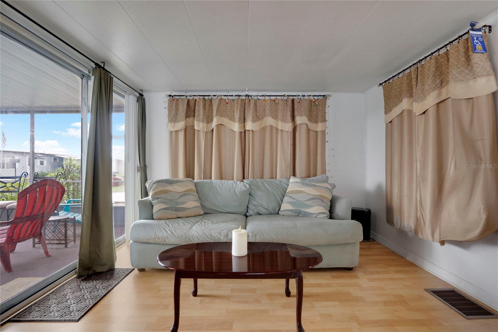 Image 19 of 42 For 206 Oakwood Boulevard W