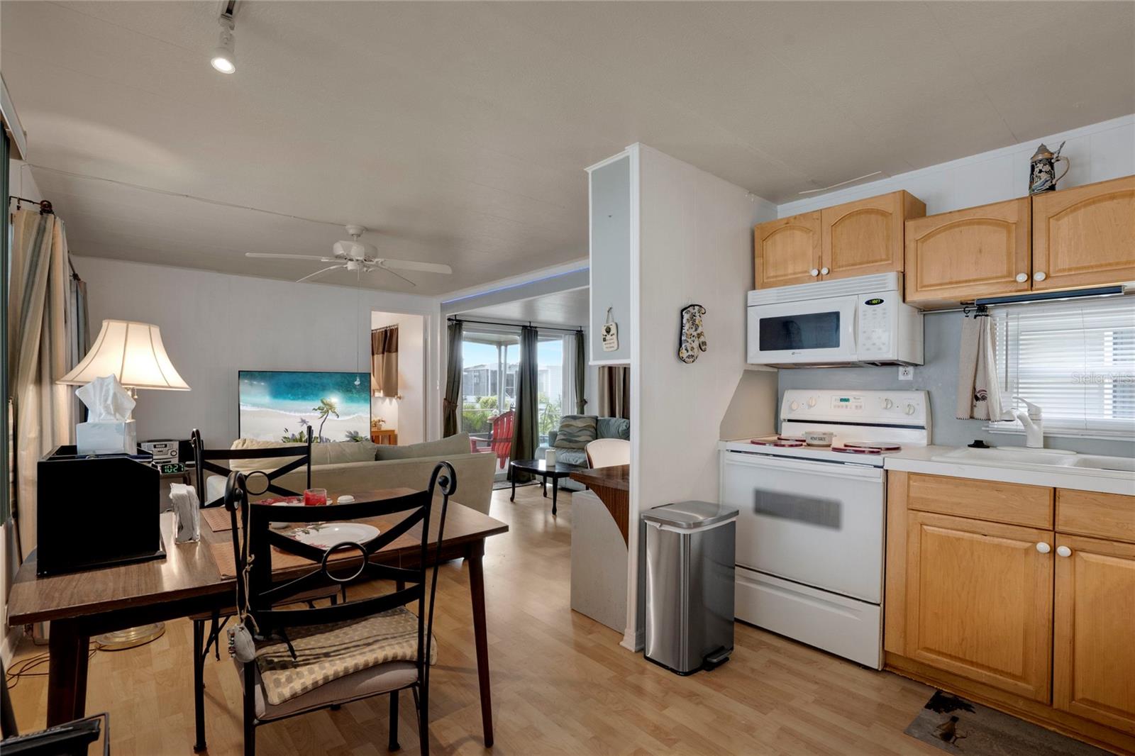 Image 2 of 42 For 206 Oakwood Boulevard W