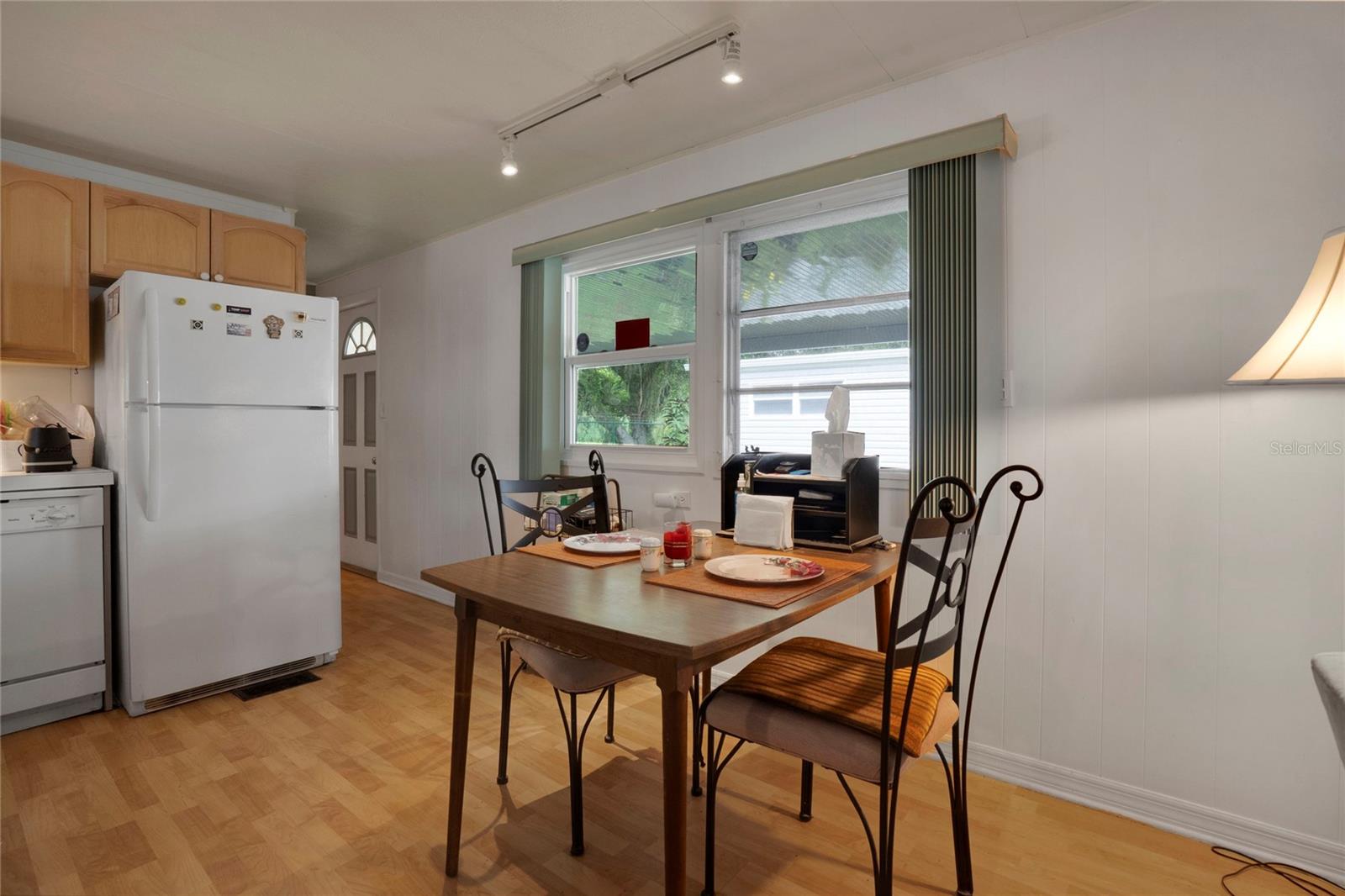 Image 20 of 42 For 206 Oakwood Boulevard W