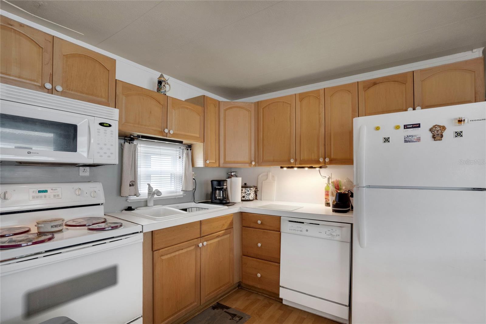 Image 22 of 42 For 206 Oakwood Boulevard W