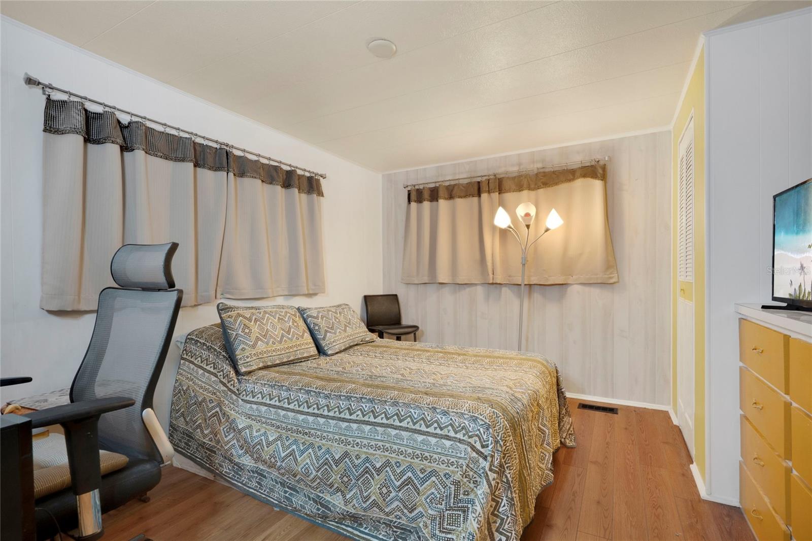 Image 23 of 42 For 206 Oakwood Boulevard W