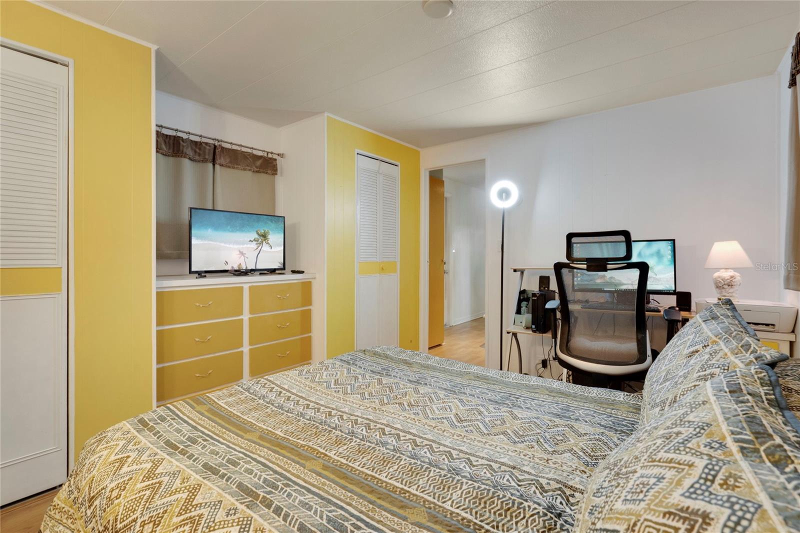 Image 24 of 42 For 206 Oakwood Boulevard W