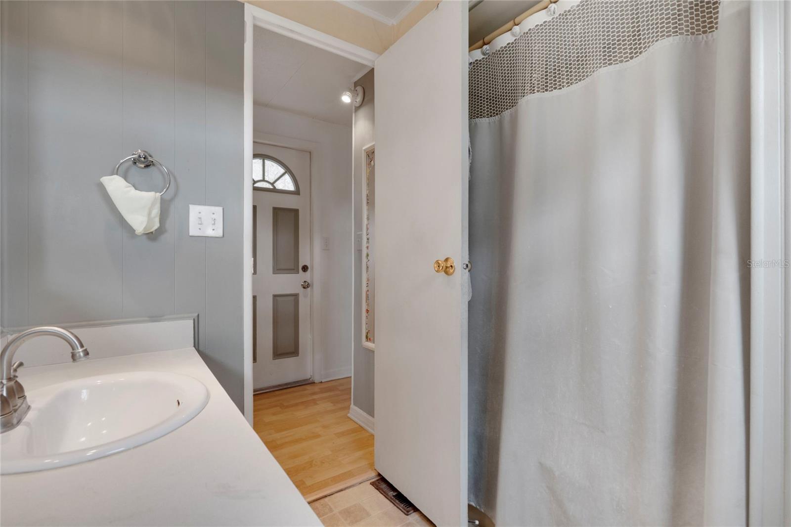 Image 25 of 42 For 206 Oakwood Boulevard W