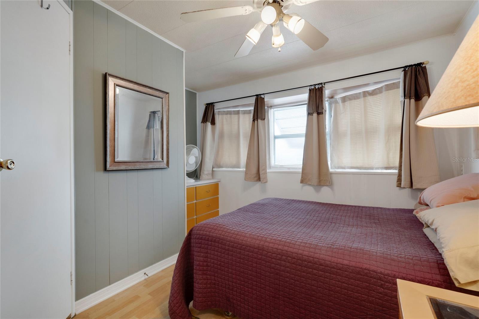 Image 26 of 42 For 206 Oakwood Boulevard W