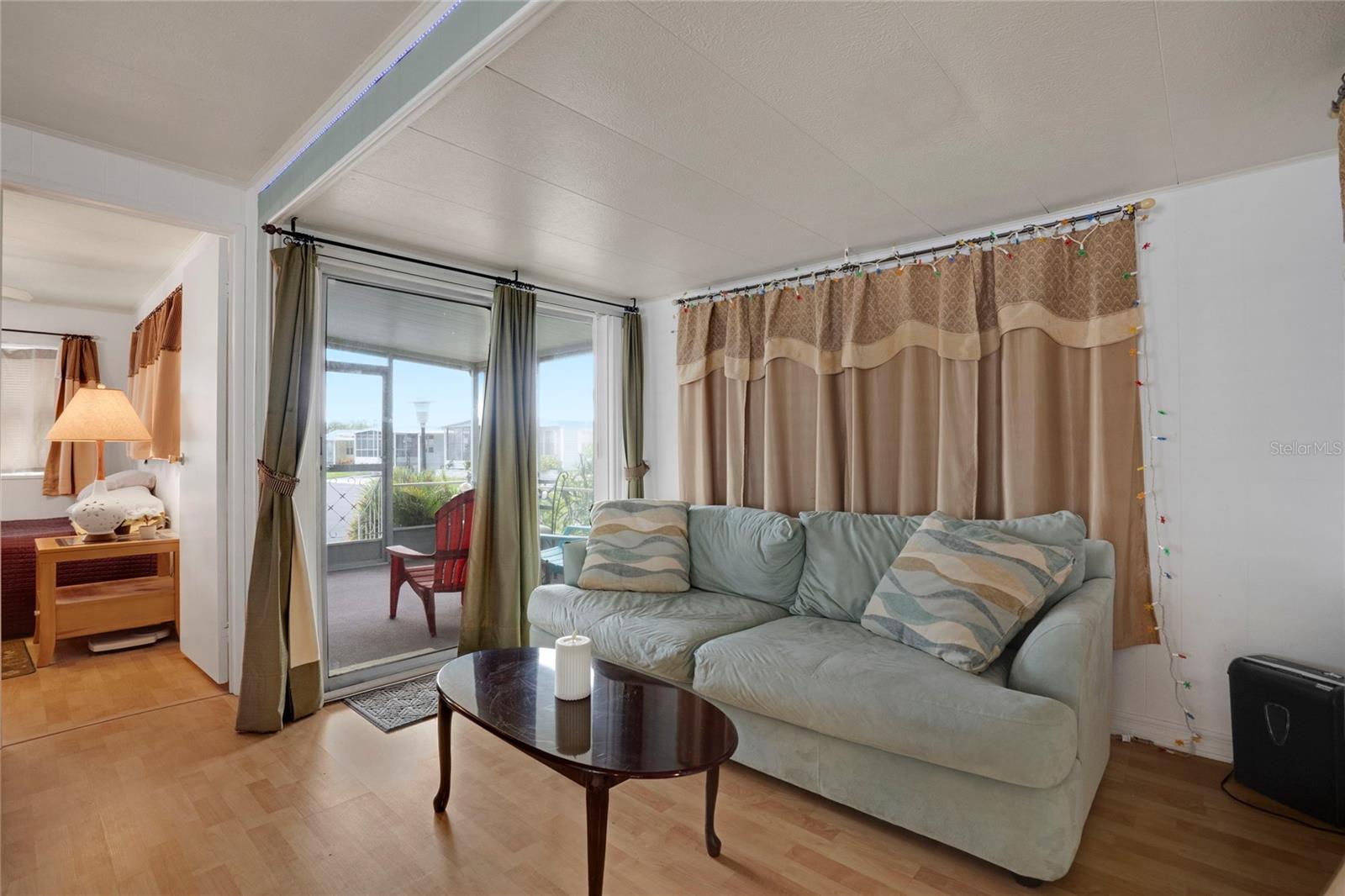 Image 3 of 42 For 206 Oakwood Boulevard W