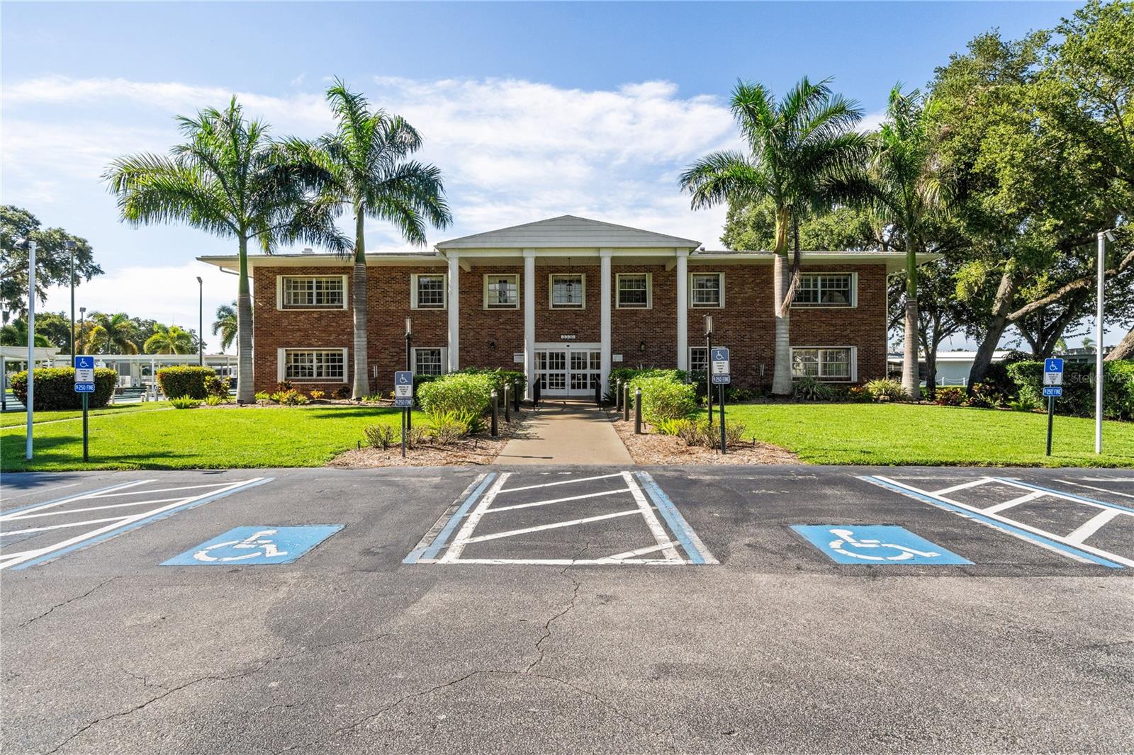 Image 31 of 42 For 206 Oakwood Boulevard W