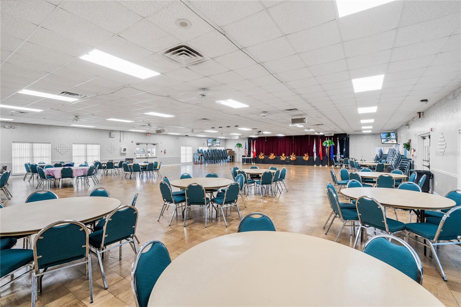 Image 37 of 42 For 206 Oakwood Boulevard W