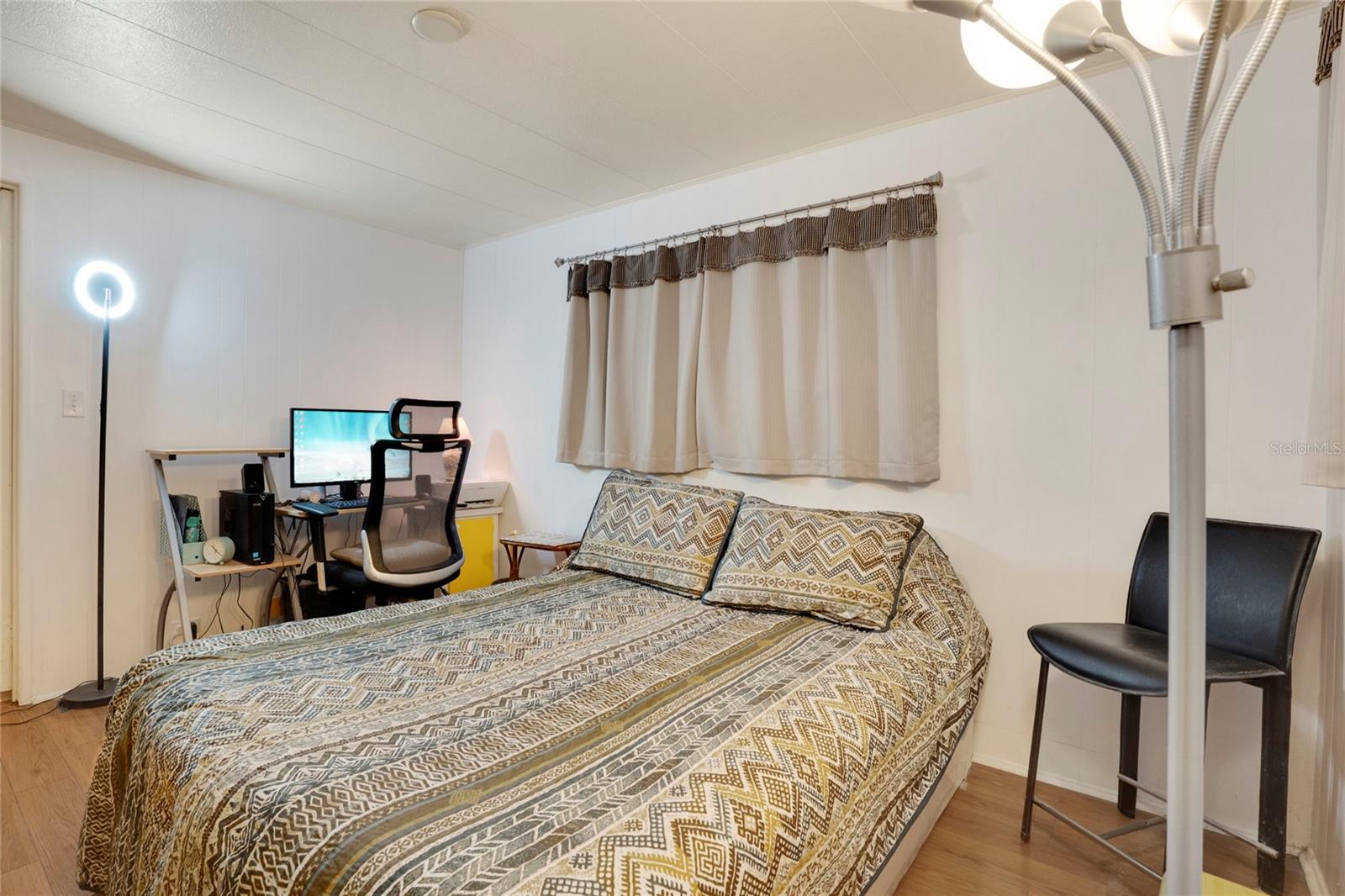 Image 5 of 42 For 206 Oakwood Boulevard W