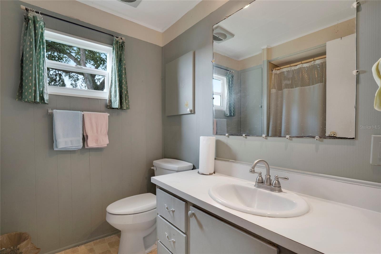 Image 6 of 42 For 206 Oakwood Boulevard W