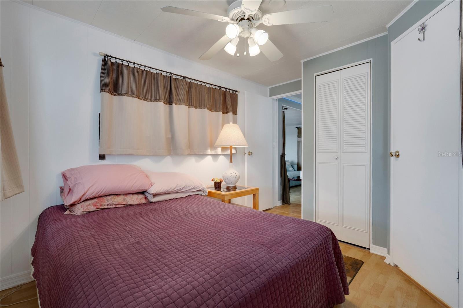 Image 7 of 42 For 206 Oakwood Boulevard W