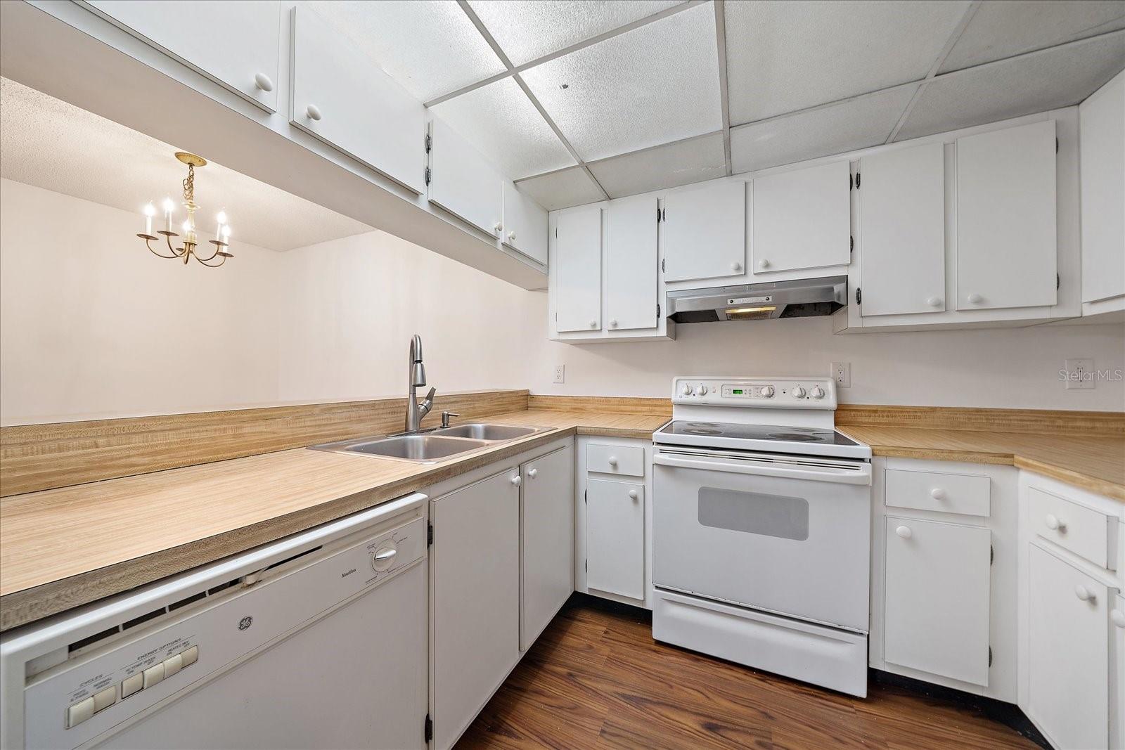 Image 18 of 35 For 3227 Beneva Road 203