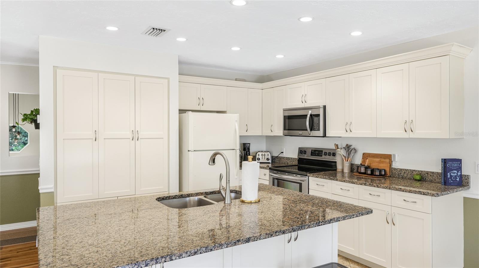 Image 11 of 43 For 4530 Murdock Avenue