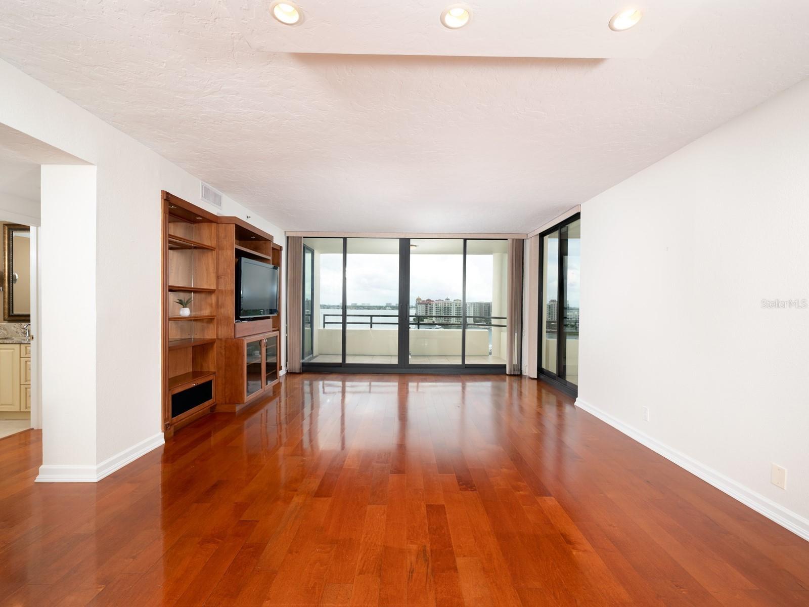 Image 16 of 94 For 1255 Gulfstream Avenue 1003