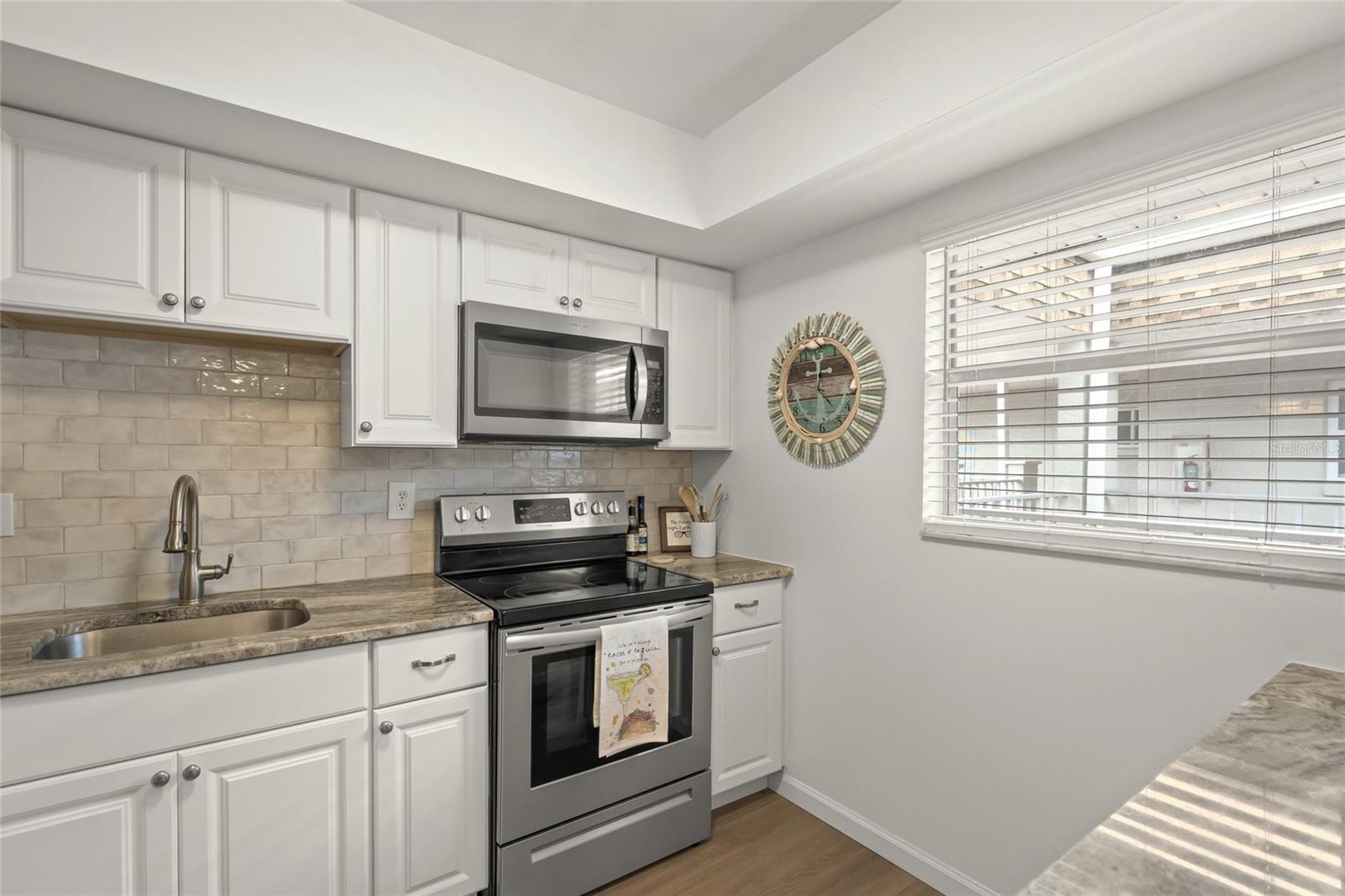 Image 12 of 31 For 1310 Glen Oaks Drive E 391e
