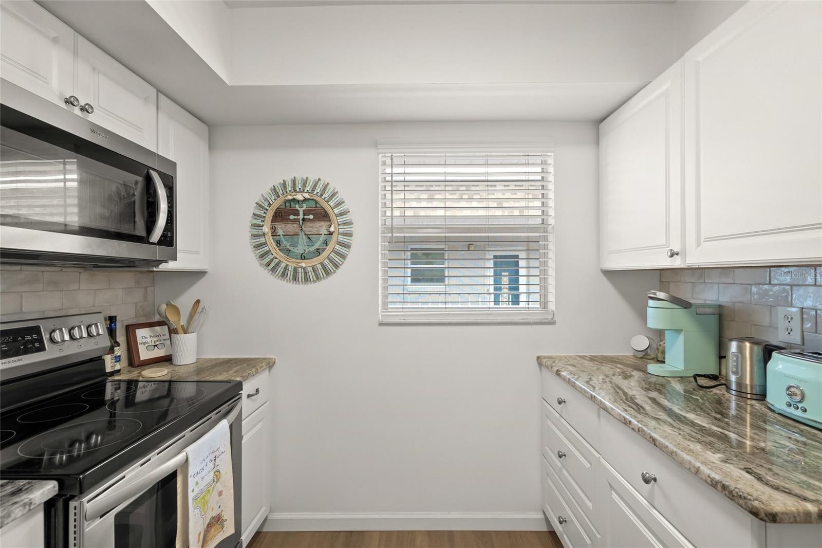 Image 13 of 31 For 1310 Glen Oaks Drive E 391e
