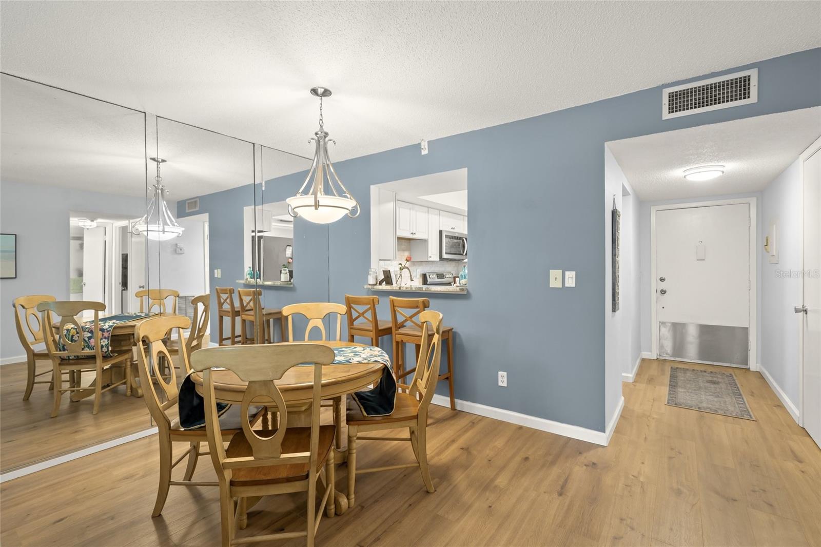 Image 8 of 31 For 1310 Glen Oaks Drive E 391e